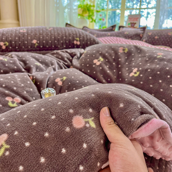 91家纺网 家纺一手货源 找家纺 尚美 2025新款豆豆绒高克重床盖被套四件套 波点樱桃