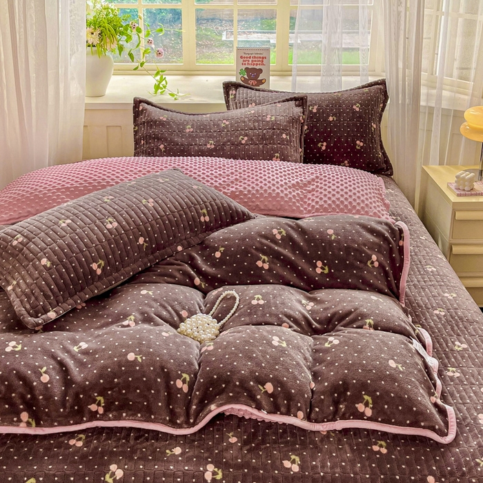 91家纺网 家纺一手货源 找家纺 尚美 2025新款豆豆绒高克重床盖被套四件套 波点樱桃