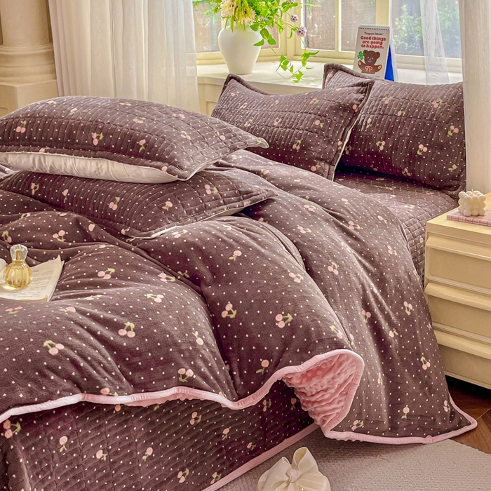 91家纺网 家纺一手货源 找家纺 尚美 2025新款豆豆绒高克重床盖被套四件套 波点樱桃