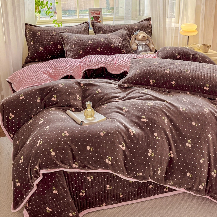 91家纺网 家纺一手货源 找家纺 尚美 2025新款豆豆绒高克重床盖被套四件套 波点樱桃