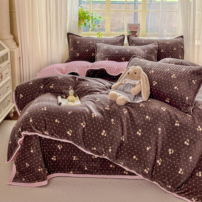 91家纺网 家纺一手货源 找家纺 尚美 2025新款豆豆绒高克重床盖被套四件套 波点樱桃