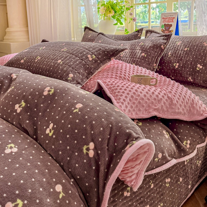 91家纺网 家纺一手货源 找家纺 尚美 2025新款豆豆绒高克重床盖被套四件套 波点樱桃