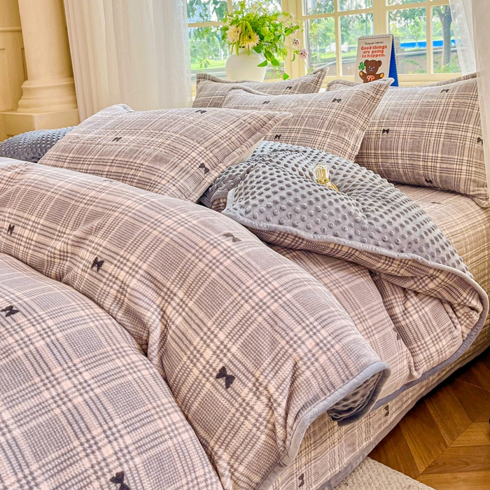 91家纺网 家纺一手货源 找家纺 尚美 2025新款豆豆绒高克重床盖被套四件套 黑色蝴蝶结