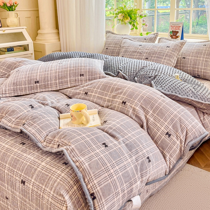 91家纺网 家纺一手货源 找家纺 尚美 2025新款豆豆绒高克重床盖被套四件套 黑色蝴蝶结