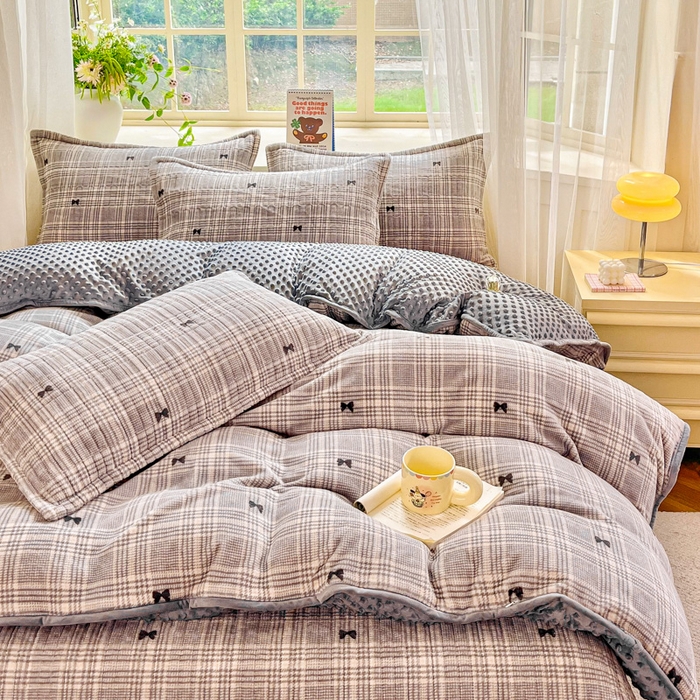 91家纺网 家纺一手货源 找家纺 尚美 2025新款豆豆绒高克重床盖被套四件套 黑色蝴蝶结