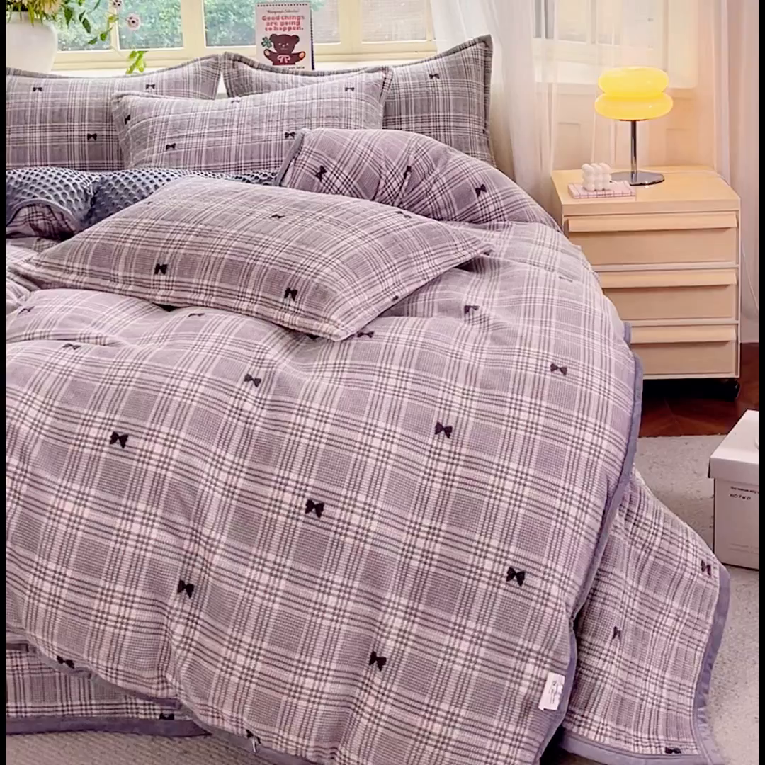 91家纺网 家纺一手货源 找家纺 尚美 2025新款豆豆绒高克重床盖被套四件套 黑色蝴蝶结