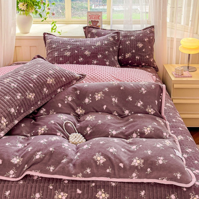 91家纺网 家纺一手货源 找家纺 尚美 2025新款豆豆绒高克重床盖被套四件套 花蕾