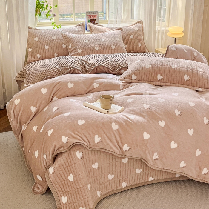 91家纺网 家纺一手货源 找家纺 尚美 2025新款豆豆绒高克重床盖被套四件套 咖色爱心