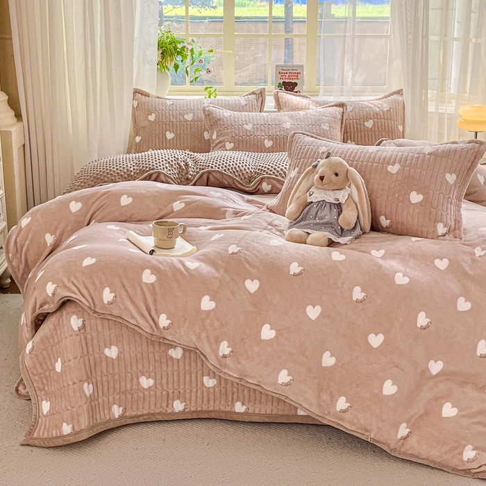 91家纺网 家纺一手货源 找家纺 尚美 2025新款豆豆绒高克重床盖被套四件套 咖色爱心