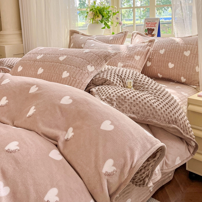 91家纺网 家纺一手货源 找家纺 尚美 2025新款豆豆绒高克重床盖被套四件套 咖色爱心