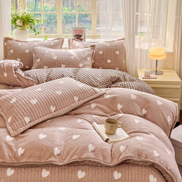 91家纺网 家纺一手货源 找家纺 尚美 2025新款豆豆绒高克重床盖被套四件套 咖色爱心