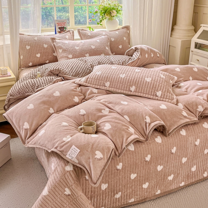 91家纺网 家纺一手货源 找家纺 尚美 2025新款豆豆绒高克重床盖被套四件套 咖色爱心