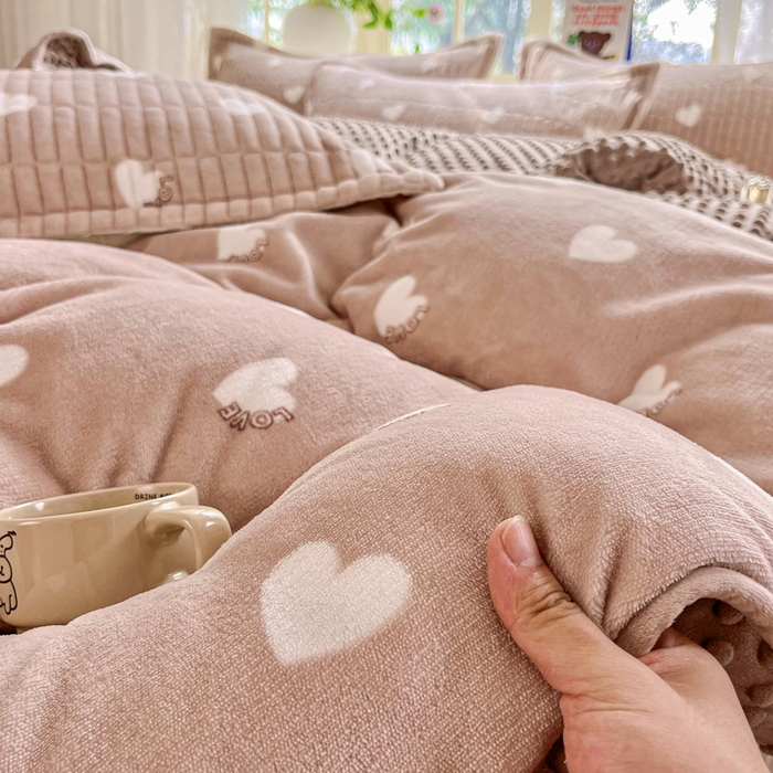 91家纺网 家纺一手货源 找家纺 尚美 2025新款豆豆绒高克重床盖被套四件套 咖色爱心