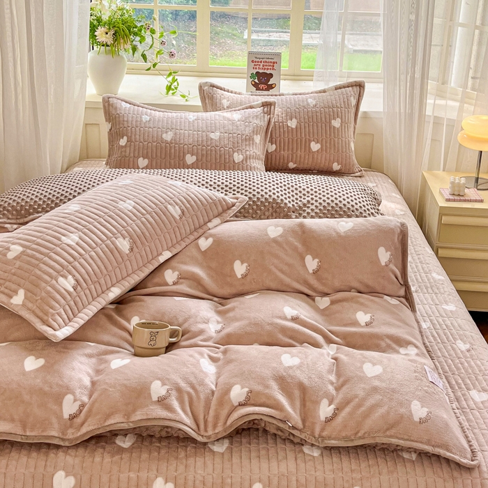 91家纺网 家纺一手货源 找家纺 尚美 2025新款豆豆绒高克重床盖被套四件套 咖色爱心