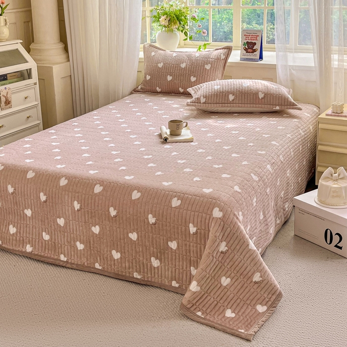 91家纺网 家纺一手货源 找家纺 尚美 2025新款豆豆绒高克重床盖被套四件套 咖色爱心