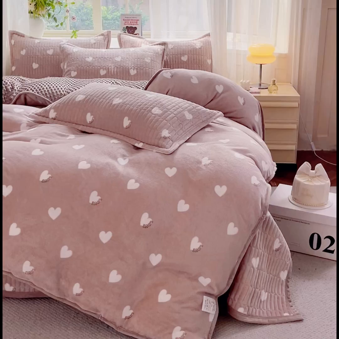 91家纺网 家纺一手货源 找家纺 尚美 2025新款豆豆绒高克重床盖被套四件套 咖色爱心