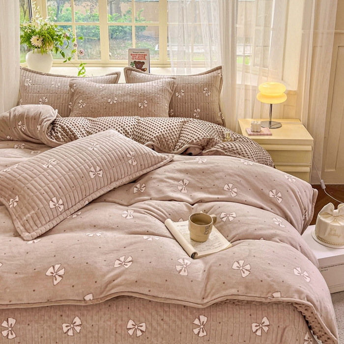 91家纺网 家纺一手货源 找家纺 尚美 2025新款豆豆绒高克重床盖被套四件套 咖色蝴蝶结