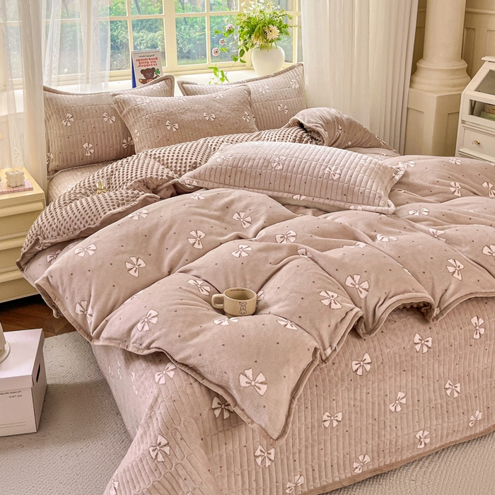 91家纺网 家纺一手货源 找家纺 尚美 2025新款豆豆绒高克重床盖被套四件套 咖色蝴蝶结