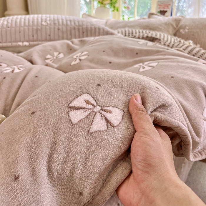 91家纺网 家纺一手货源 找家纺 尚美 2025新款豆豆绒高克重床盖被套四件套 咖色蝴蝶结