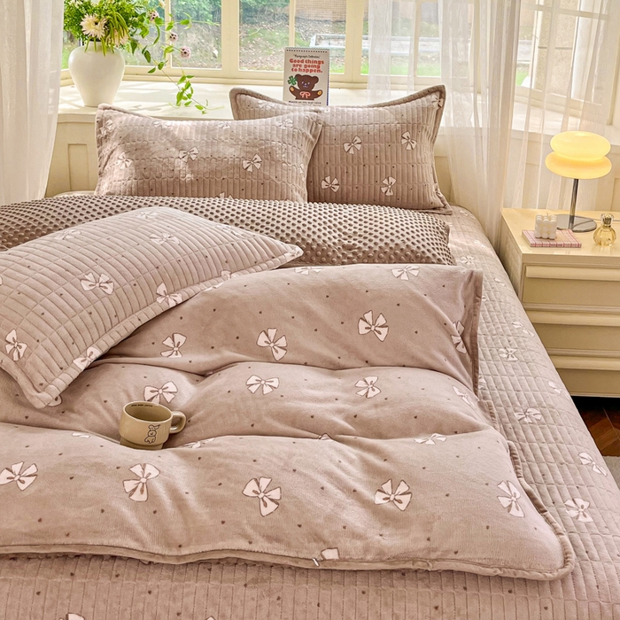 91家纺网 家纺一手货源 找家纺 尚美 2025新款豆豆绒高克重床盖被套四件套 咖色蝴蝶结