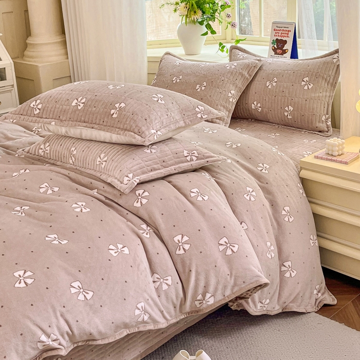 91家纺网 家纺一手货源 找家纺 尚美 2025新款豆豆绒高克重床盖被套四件套 咖色蝴蝶结