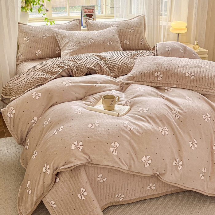 91家纺网 家纺一手货源 找家纺 尚美 2025新款豆豆绒高克重床盖被套四件套 咖色蝴蝶结