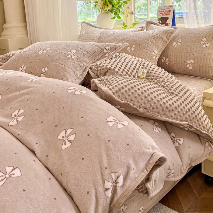 91家纺网 家纺一手货源 找家纺 尚美 2025新款豆豆绒高克重床盖被套四件套 咖色蝴蝶结