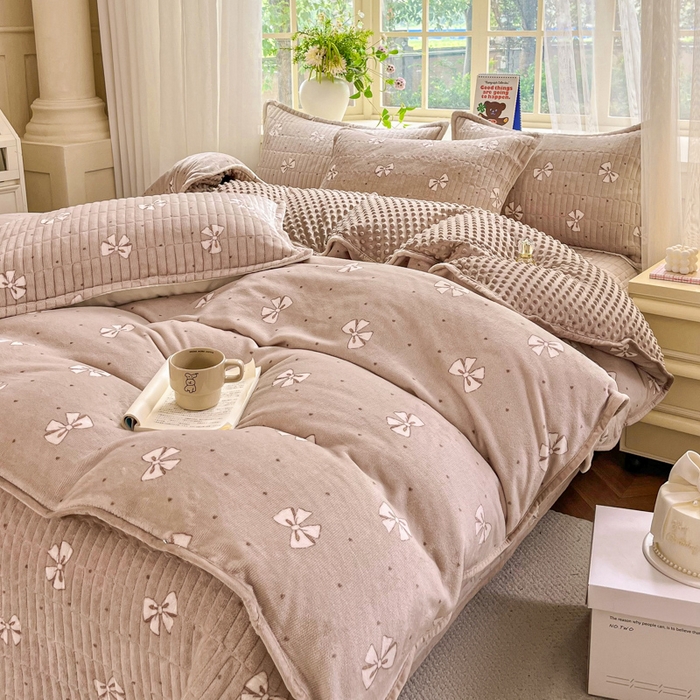 91家纺网 家纺一手货源 找家纺 尚美 2025新款豆豆绒高克重床盖被套四件套 咖色蝴蝶结