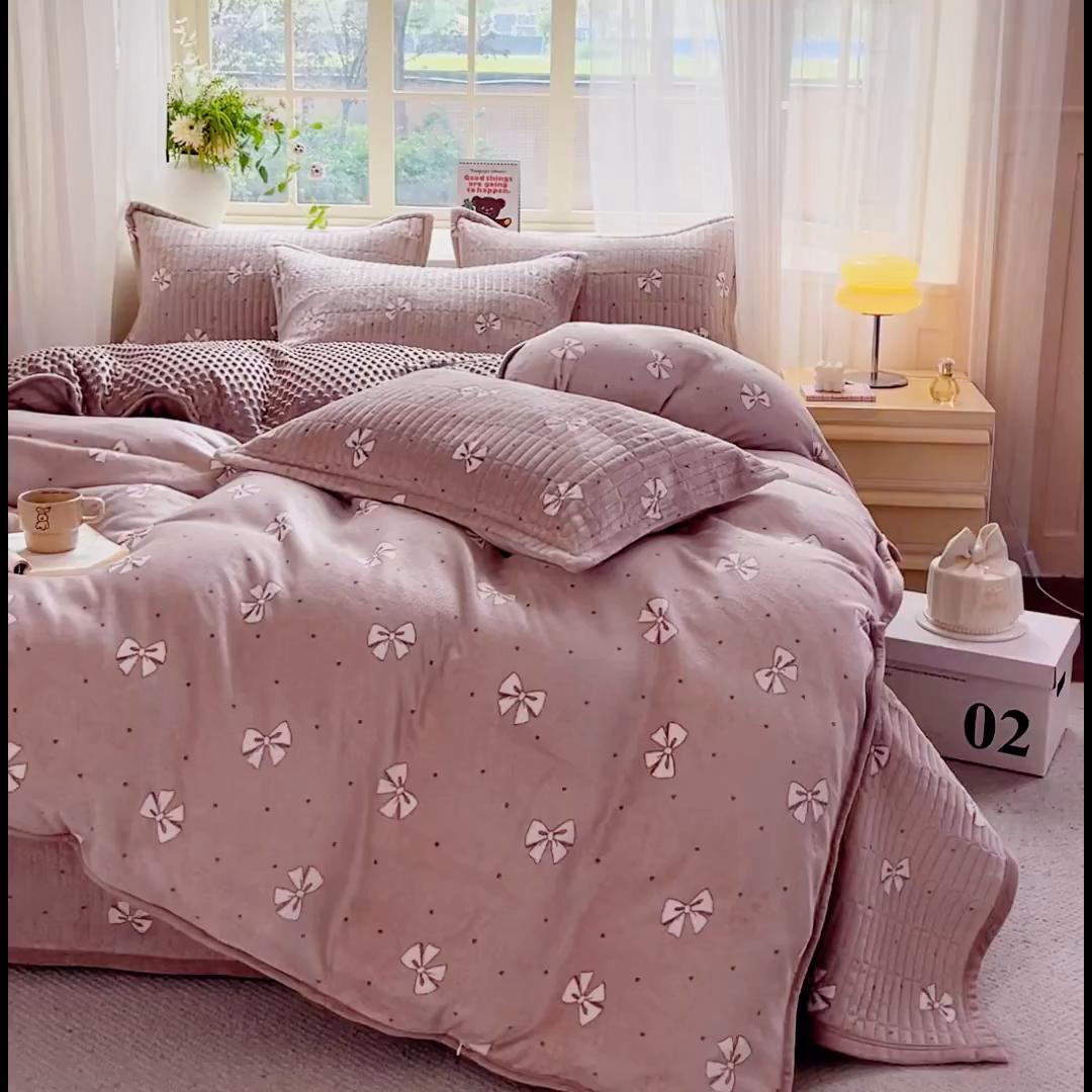 91家纺网 家纺一手货源 找家纺 尚美 2025新款豆豆绒高克重床盖被套四件套 咖色蝴蝶结