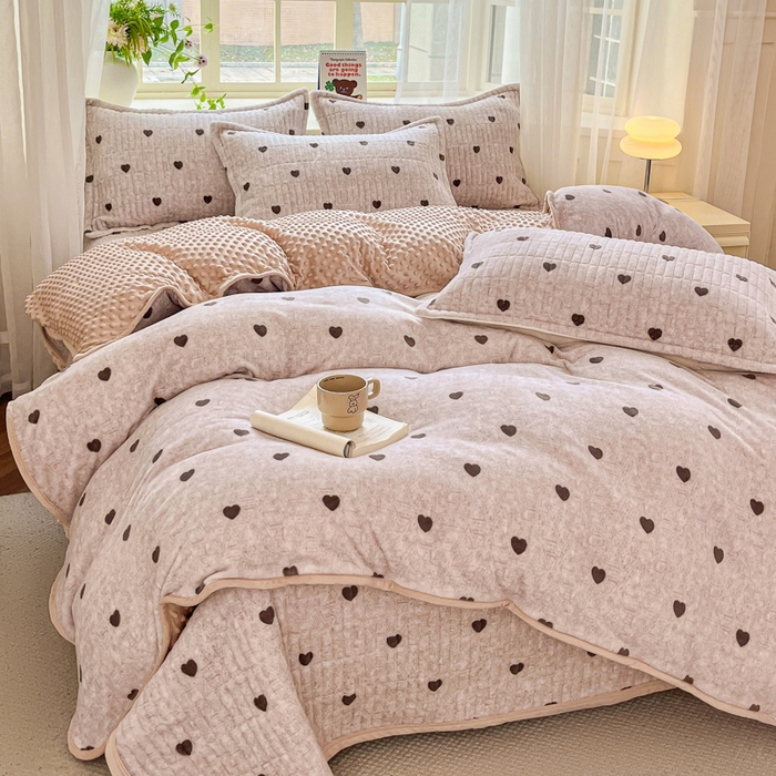 91家纺网 家纺一手货源 找家纺 尚美 2025新款豆豆绒高克重床盖被套四件套 可爱心