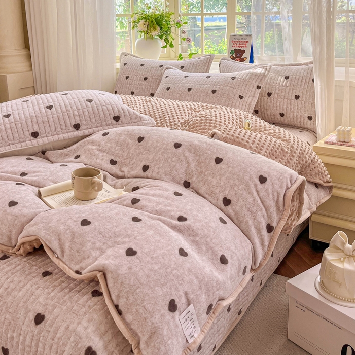 91家纺网 家纺一手货源 找家纺 尚美 2025新款豆豆绒高克重床盖被套四件套 可爱心