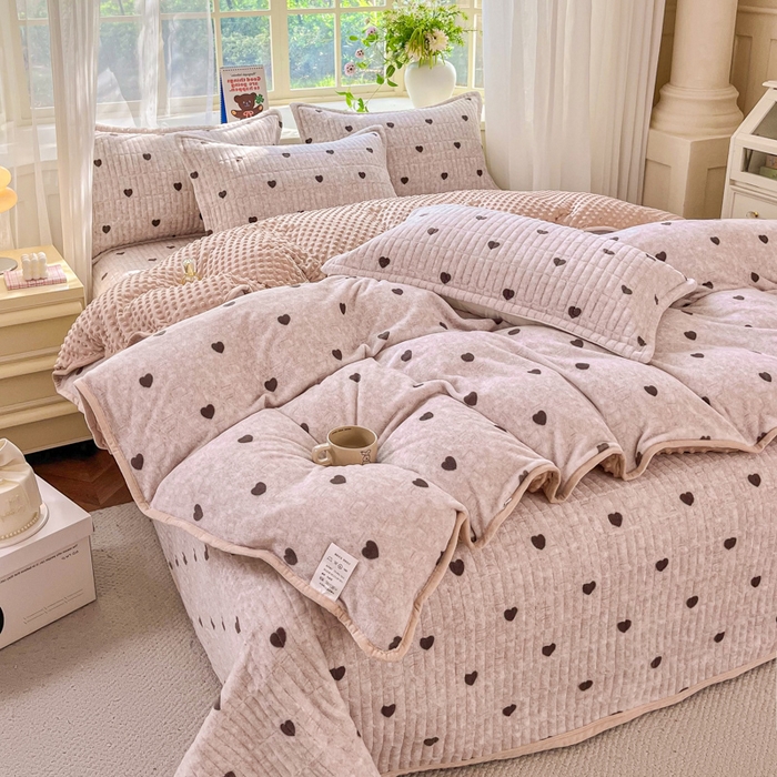 91家纺网 家纺一手货源 找家纺 尚美 2025新款豆豆绒高克重床盖被套四件套 可爱心