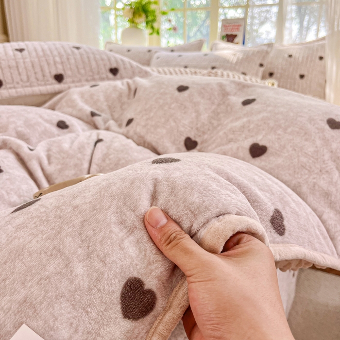 91家纺网 家纺一手货源 找家纺 尚美 2025新款豆豆绒高克重床盖被套四件套 可爱心