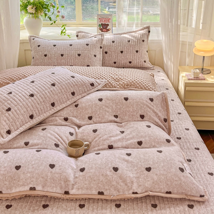 91家纺网 家纺一手货源 找家纺 尚美 2025新款豆豆绒高克重床盖被套四件套 可爱心