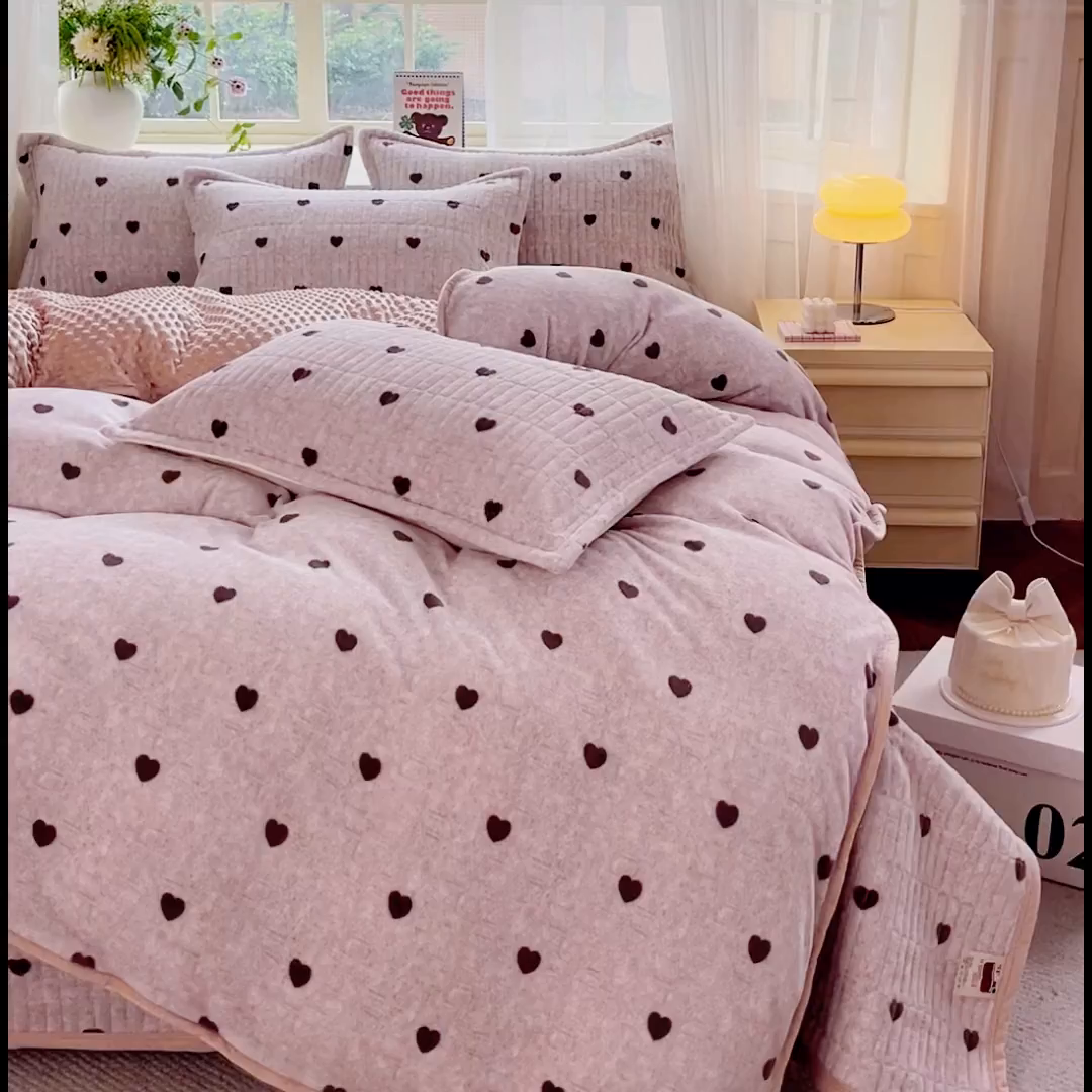 91家纺网 家纺一手货源 找家纺 尚美 2025新款豆豆绒高克重床盖被套四件套 可爱心