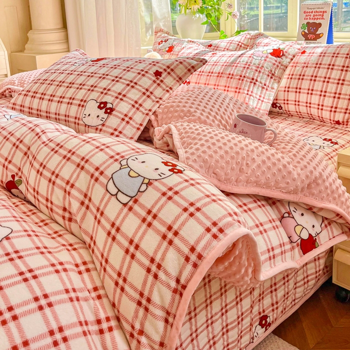 91家纺网 家纺一手货源 找家纺 尚美 2025新款豆豆绒高克重床盖被套四件套 苹果KT猫