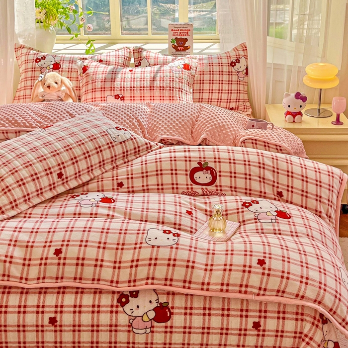 91家纺网 家纺一手货源 找家纺 尚美 2025新款豆豆绒高克重床盖被套四件套 苹果KT猫