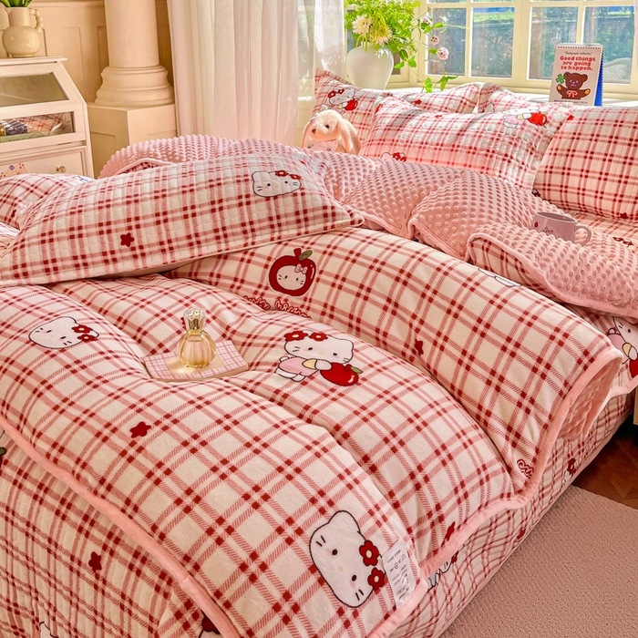 91家纺网 家纺一手货源 找家纺 尚美 2025新款豆豆绒高克重床盖被套四件套 苹果KT猫