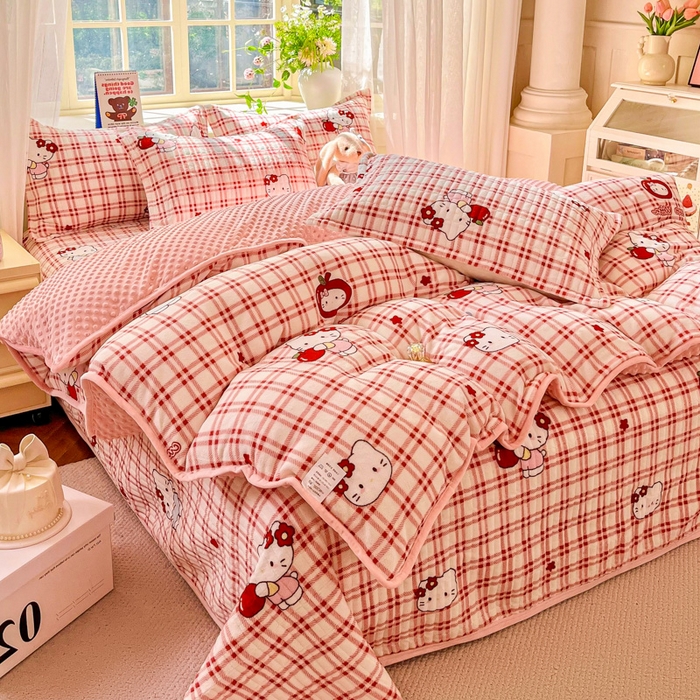 91家纺网 家纺一手货源 找家纺 尚美 2025新款豆豆绒高克重床盖被套四件套 苹果KT猫