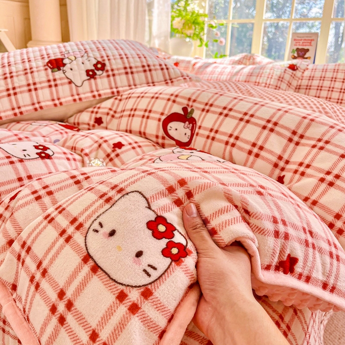 91家纺网 家纺一手货源 找家纺 尚美 2025新款豆豆绒高克重床盖被套四件套 苹果KT猫