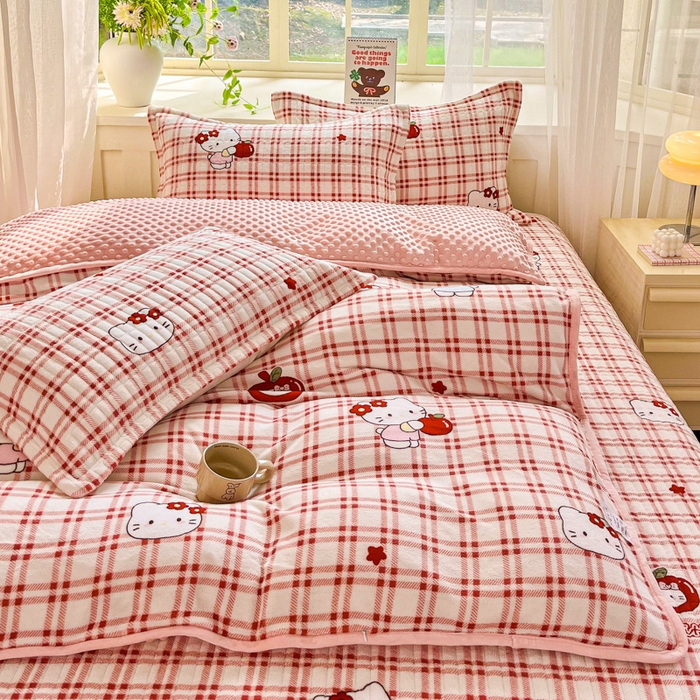 91家纺网 家纺一手货源 找家纺 尚美 2025新款豆豆绒高克重床盖被套四件套 苹果KT猫