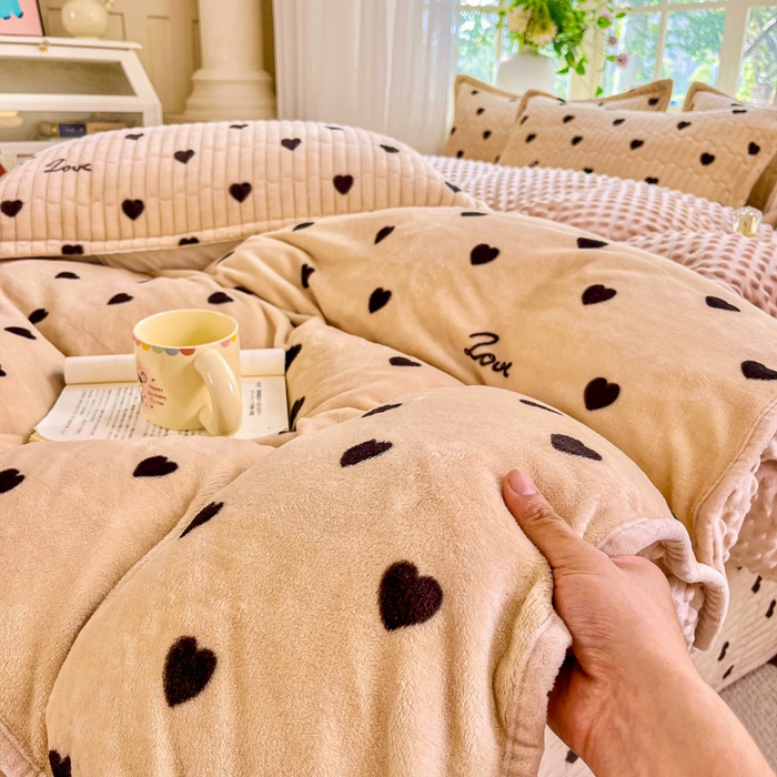 91家纺网 家纺一手货源 找家纺 尚美 2025新款豆豆绒高克重床盖被套四件套 心语