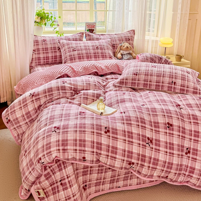 91家纺网 家纺一手货源 找家纺 尚美 2025新款豆豆绒高克重床盖被套四件套 樱桃格