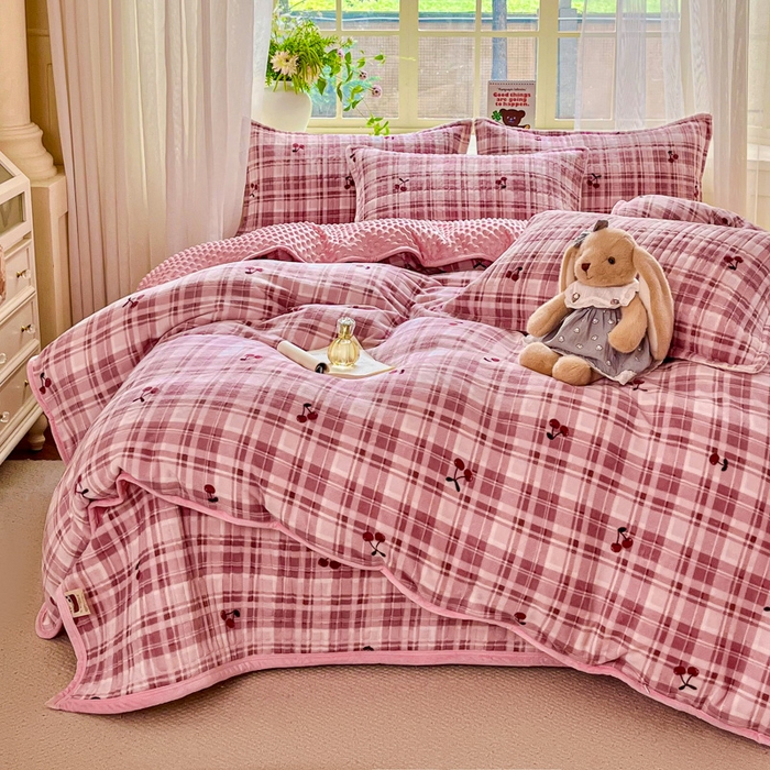 91家纺网 家纺一手货源 找家纺 尚美 2025新款豆豆绒高克重床盖被套四件套 樱桃格