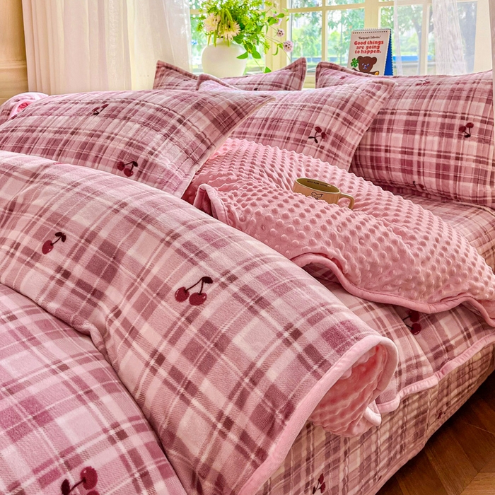 91家纺网 家纺一手货源 找家纺 尚美 2025新款豆豆绒高克重床盖被套四件套 樱桃格