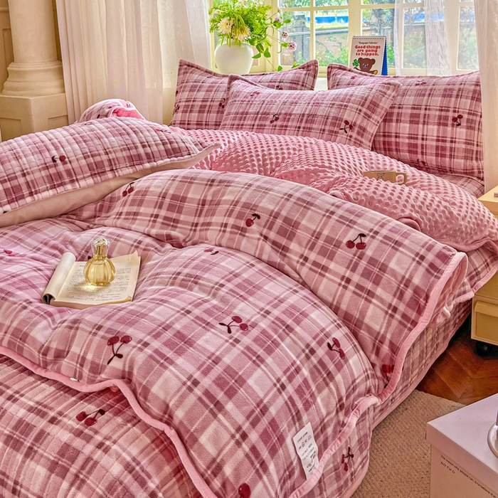91家纺网 家纺一手货源 找家纺 尚美 2025新款豆豆绒高克重床盖被套四件套 樱桃格