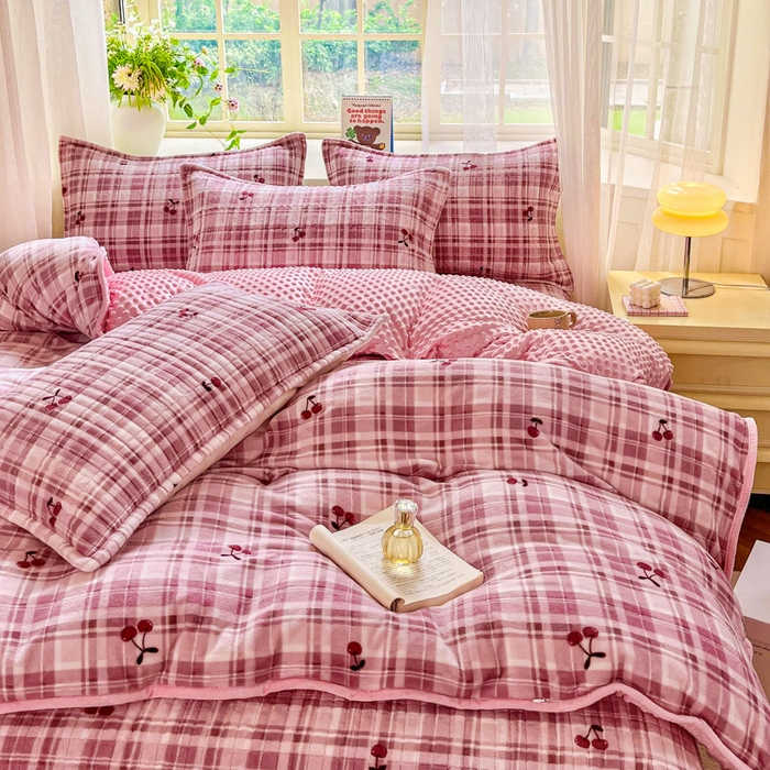 91家纺网 家纺一手货源 找家纺 尚美 2025新款豆豆绒高克重床盖被套四件套 樱桃格