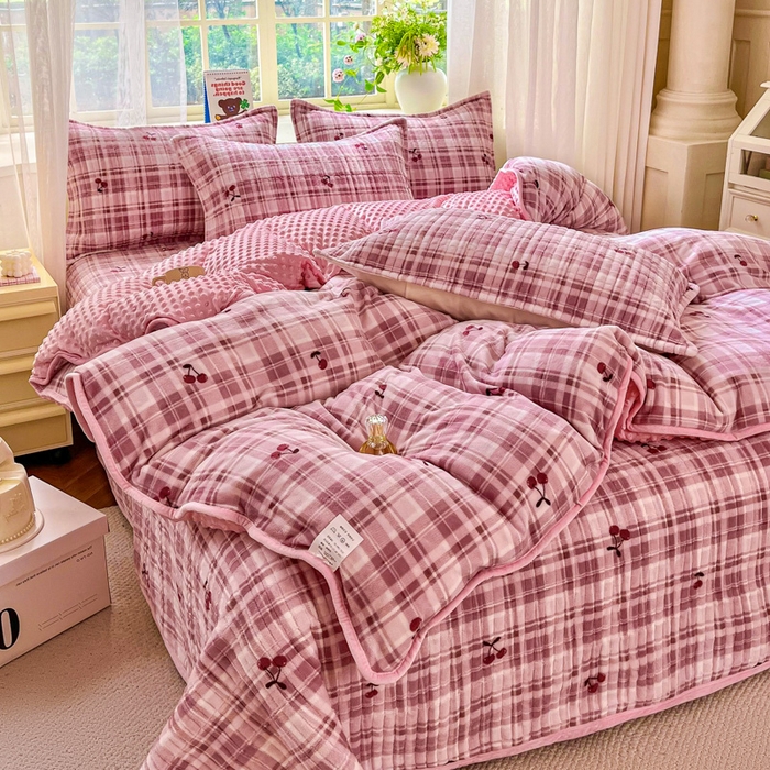 91家纺网 家纺一手货源 找家纺 尚美 2025新款豆豆绒高克重床盖被套四件套 樱桃格