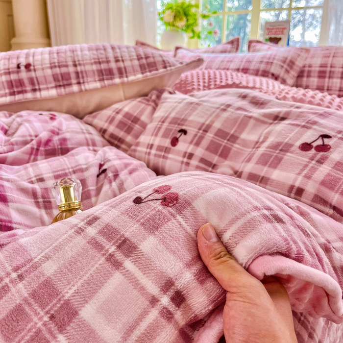 91家纺网 家纺一手货源 找家纺 尚美 2025新款豆豆绒高克重床盖被套四件套 樱桃格