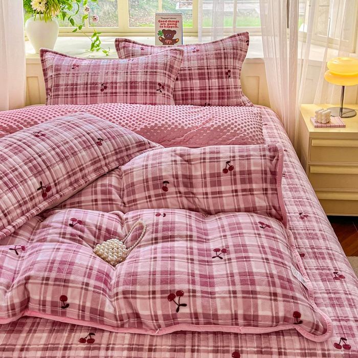 91家纺网 家纺一手货源 找家纺 尚美 2025新款豆豆绒高克重床盖被套四件套 樱桃格